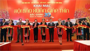 Các đại biểu cắt băng khai mạc Hội báo Xuân Giáp Thìn năm 2024.