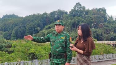 Nhà báo Lục Hương Thu phỏng vấn chiến sĩ biên phòng tại khu vực mốc giới số 100 (2) cửa khẩu quốc tế Lào Cai, tháng 1/2024.