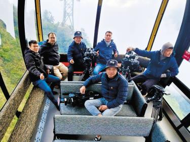 Nhóm phóng viên VNews trên cáp treo lên đỉnh Fansipan, Lào Cai để thực hiện chương trình đặc biệt chào năm mới 2024 với chủ đề “Khơi nguồn tài lực”, tháng 12/2023