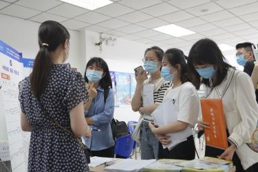Sinh viên tìm hiểu thông tin tuyển dụng tại hội chợ việc làm trong khuôn viên trường Đại học Tây Nam, Trùng Khánh ngày 13/5/2022. Ảnh: Tân Hoa Xã