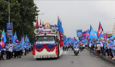 Đoàn xe diễu hành vận động tranh cử của CPP trên đường phố thủ đô Phnom Penh (Campuchia). Ảnh: Hoàng Minh/Pv TTXVN tại Campuchia
