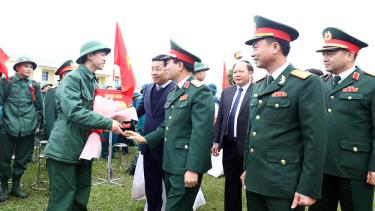 Trung tướng Nguyễn Doãn Anh, Bí thư Tỉnh ủy Dương Văn Thái cùng các đại biểu gặp gỡ, động viên tân binh.