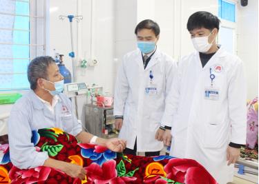 Bác sĩ Bệnh viện Phổi Bắc Giang kiểm tra sức khỏe bệnh nhân. Ảnh: Sỹ Quyết.