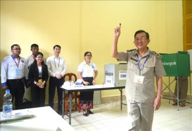 Một ủy viên Hội đồng xã, phường hoàn thành việc bỏ phiếu tại điểm bầu cử Trường THPT Preah Sisowath ở trung tâm Thủ đô Phnom Penh. Ảnh: Huỳnh Thảo/PV TTXVN tại Campuchia