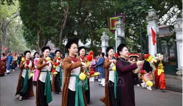 Chương trình Tết Việt - Tết phố không chỉ là cơ hội tìm lại những ký ức đẹp của ngày Tết xưa, mà còn là hoạt động văn hóa để giới thiệu tới bạn bè quốc tế về một Việt Nam giàu bản sắc, thân thiện và hiếu khách. Ảnh minh họa: Thanh Tùng/TTXVN