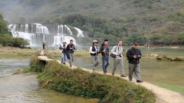 Hội viên Chi hội Nhiếp ảnh, Hội Văn học nghệ thuật Bắc Giang đi thực tế sáng tác. Ảnh tư liệu.