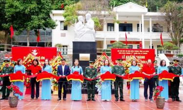 Cắt băng khánh thành tượng đài “Bác Hồ với chiến sĩ Biên phòng” tại Đồn Biên phòng Cửa khẩu Ma Lù Thàng, huyện Phong Thổ, tỉnh Lai Châu. Ảnh: TTXVN phát