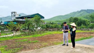 Lãnh đạo Phòng Tài nguyên và Môi trường huyện Sơn Động kiểm tra một trường hợp sử dụng đất tại xã Vĩnh An.