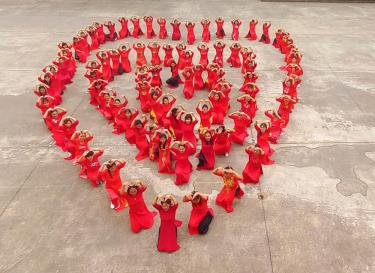 Hội viên phụ nữ Tân Yên xếp hình trái tim thể hiện tình yêu, niềm tự hào với trang phục truyền thống áo dài.