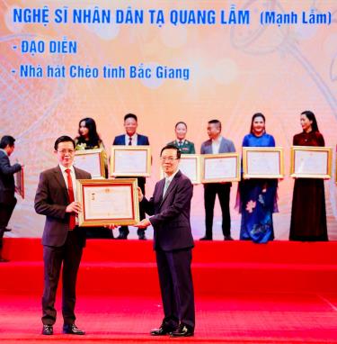 Chủ tịch nước Võ Văn Thưởng trao tặng danh hiệu NSND cho nghệ sĩ Tạ Quang Lẫm.