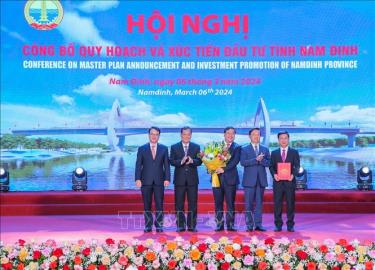 Phó Thủ tướng Chính phủ Trần Hồng Hà trao Quyết định Quy hoạch tỉnh Nam Định thời kỳ 2021 - 2030, tầm nhìn đến năm 2050.