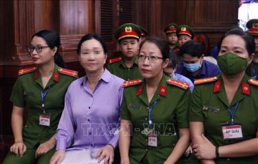 Bị cáo Trương Mỹ Lan (thứ 2, từ trái sang) tại phiên tòa ngày 7/3. Ảnh: Xuân Khu/TTXVN