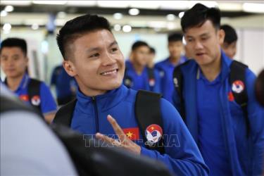Cầu thủ Quang Hải vui vẻ giơ hai ngón tay biểu tượng chiến thắng.