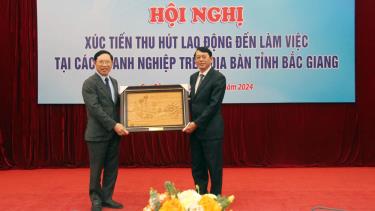 Đồng chí Lê Ánh Dương tặng quà lưu niệm cho Chủ tịch UBND tỉnh Cao Bằng.