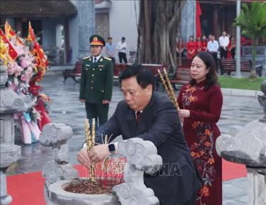 Đồng chí Nguyễn Xuân Thắng, Giám đốc Học viện Quốc gia Hồ Chí Minh, Quyền Chủ tịch nước Võ Thị Ánh Xuân và các đại biểu dâng hương tưởng niệm đồng chí Nguyễn Lương Bằng. Ảnh: Thống Nhất/TTXVN