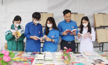 Cán bộ Đoàn Bắc Giang cùng học sinh đọc sách tại lễ khai mạc Ngày Sách và Văn hóa đọc Việt Nam năm 2023.