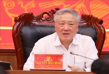 Đồng chí Nguyễn Hòa Bình phát biểu tại buổi làm việc.