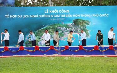 Thủ tướng Phạm Minh Chính và các đại biểu khởi công Tổ hợp du lịch nghỉ dưỡng và giải trí biển Hòn Thơm - Phú Quốc. Ảnh: Dương Giang/TTXVN