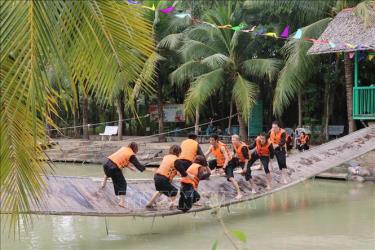 Du khách tham gia trò chơi sông nước tại Bến Tre. Ảnh (tư liệu): Huỳnh Phúc Hậu/TTXVN