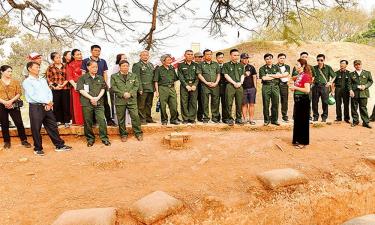 Đoàn cựu chiến binh tham quan khu di tích Đồi A1.