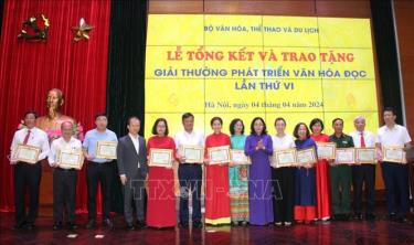 Trao Giải thưởng Phát triển văn hóa đọc lần thứ VI cho các tập thể đoạt giải. Ảnh: TTXVN phát