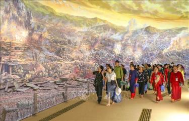 Du khách tham quan bức tranh panorama Chiến dịch Điện Biên Phủ tại Bảo tàng Chiến thắng lịch sử Điện Biên Phủ.