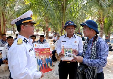 Được đến Trường Sa là khao khát từ lâu của nhà báo Trần Chí Tuấn - Báo Đại biểu nhân dân.