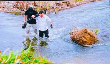 Nhà báo Bùi Tấn Sỹ và đồng nghiệp tại Đài PT-TH Quảng Nam trong chuyến đi huyện miền núi Phước Sơn.