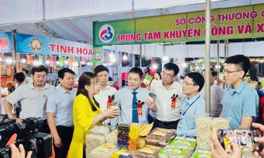 

Đại biểu tham quan gian hàng trưng bày sản phẩm của tỉnh Bắc Giang tại hội chợ “Kết nối cung cầu các sản phẩm công nghiệp nông thôn tiêu biểu, sản phẩm OCOP gắn với ứng dụng chuyển đổi số - Quảng Bình năm 2025”.