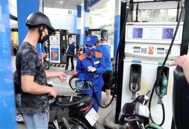 Mua bán xăng, dầu tại điểm kinh doanh xăng dầu Petrolimex. (Ảnh: Trần Việt/TTXVN)