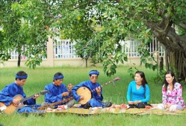 Một buổi sinh hoạt của CLB Đờn ca tài tử xã Hiệp Thành, TP. Bạc Liêu trong vườn nhãn trăm tuổi ở Bạc Liêu. Ảnh tư liệu: Minh Đức/TTXVN