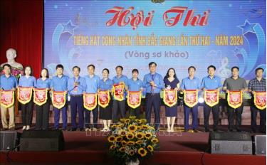 Phó Chủ tịch Liên đoàn Lao động tỉnh Bắc Giang Nguyễn Mạnh Hùng trao cờ lưu niệm cho các đoàn. Ảnh: Đồng Thúy/TTXVN