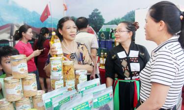 Sản phẩm OCOP huyện Yên Thế được trưng bày, giới thiệu tại TP Bắc Giang.
