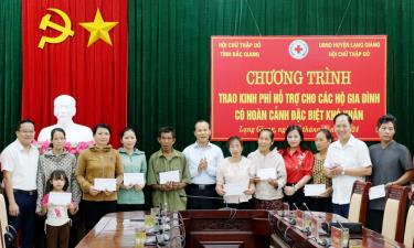 Đồng chí Mai Sơn cùng đoàn công tác trao kinh phí hỗ trợ gia đình em Bùi Thị Bích Ngọc.