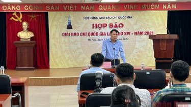 Phó Chủ tịch Thường trực Hội Nhà báo Việt Nam Nguyễn Đức Lợi thông tin tại cuộc họp báo.