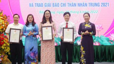 Các đồng chí: Lê Thị Thu Hồng, Lâm Thị Hương Thành trao bằng chứng nhận cho các tác giả, nhóm tác giả đoạt giải A, Giải Báo chí Thân Nhân Trung năm 2021.