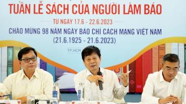 Nhà báo Trần Trọng Dũng, Phó Chủ tịch Hội Nhà báo Việt Nam, Trưởng Ban Tổ chức phát biểu tại cuộc họp báo.