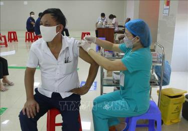 Ninh Bình đẩy nhanh tiến độ tiêm vaccine phòng COVID-19 mũi 4. Ảnh: Hải Yến/TTXVN