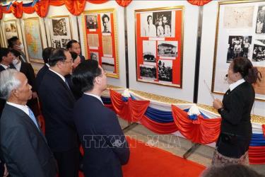 Đồng chí Võ Văn Thưởng, Ủy viên Bộ Chính trị, Thường trực Ban Bí thư cùng đoàn đại biểu hai nước thăm gian trưng bày triển lãm ảnh. Ảnh: Bá Thành/Pv TTXVN tại Lào