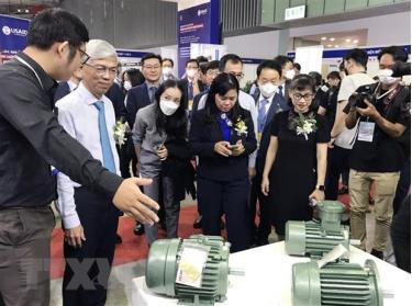 Đại diện UBND Thành phố Hồ Chí Minh, Bộ, ngành, hiệp hội và Ban tổ chức tham quan Vietnam ETE và Enertec Expo 2022. (Ảnh: Mỹ Phương/TTXVN)