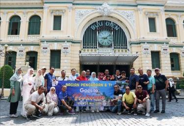 Đoàn khách quốc check-in Bưu điện Trung tâm, điểm đến du lịch nổi tiếng bậc nhất Thành phố Hồ Chí Minh. Ảnh: Công Trí/TTXVN