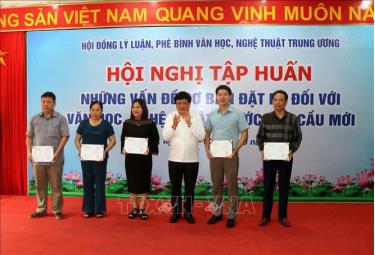 Ông Nguyễn Thế Kỷ, Chủ tịch Hội đồng lý luận, phê bình văn học, nghệ thuật Trung ương trao giấy chứng nhận cho học viên. Ảnh: Công Tường/TTXVN