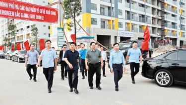 Thủ tướng Chính phủ Phạm Minh Chính cùng các đồng chí lãnh đạo tỉnh thăm khu nhà ở xã hội tại thị trấn Nếnh (Việt Yên), tháng 6/2023. Ảnh: Thế Đại.