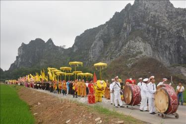 Chú thích ảnh
Nghi lễ rước nước từ giếng cổ Nhẫm Dương về tổ đình Thánh Quang để làm lễ tắm Tổ tại Lễ hội truyền thống chùa Nhẫm Dương. Ảnh tư liệu: TTXVN phát