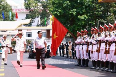 Thủ tướng Phạm Minh Chính đến thăm cán bộ, chiến sĩ Công an tỉnh Đắk Lắk. Ảnh: Dương Giang/TTXVN