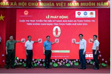 Các đại biểu bấm nút phát động Cuộc thi. Ông Nguyễn Thanh Bình, Phó Chủ tịch thường trực Uỷ ban nhân dân tỉnh Thừa Thiên Huế (đứng giữa). Ông Lê Văn Tuấn, Cục trưởng Cục An toàn thông tin (đứng thứ 2 từ bên phải qua). Ảnh: Bộ TTTT