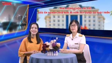 Bà Đặng Thị Thanh Mai (phải) Tổng Biên tập Tạp chí Thuế, Trưởng Ban Tổ chức kiêm Trưởng Ban Giám khảo cuộc thi trao đổi về nội dung cuộc thi. Ảnh: TCT