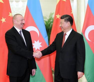 Chủ tịch Trung Quốc Tập Cận Bình (phải) trong một cuộc gặp với Tổng thống Azerbaijan Ilham Aliyev. Ảnh: THX