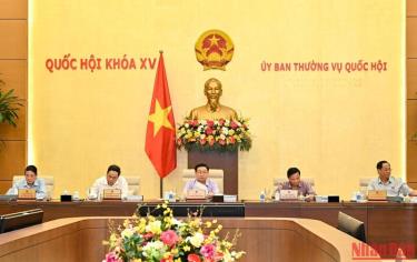 Chủ tịch Quốc hội Vương Đình Huệ cùng các Phó Chủ tịch Quốc hội dự Phiên họp chuyên đề pháp luật tháng 9 của Ủy ban Thường vụ Quốc hội.