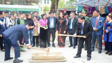 Đại biểu tham gia trải nghiệm giã bánh dày của đồng bào Mông tại Ngày hội giao lưu văn hóa Việt - Lào lần thứ II. Ảnh minh họa.